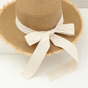 Sombrero de paja francés con ala flechada y elegante detalle de lazo para la playa.