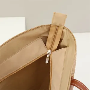 Borsa di paglia dettaglio interno chiusura lampo fodera manico marrone ferramenta primo piano