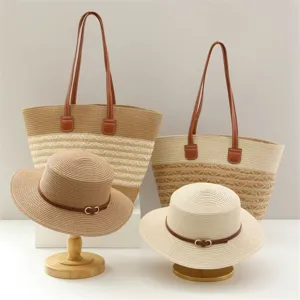 Vista detallada de bolsos tote de paja tejida de verano y sombreros de sol a juego.