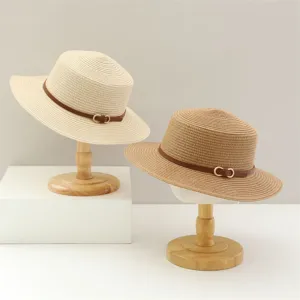 Vista detallada de sombreros de paja planos estilo frances con cinturon de cuero verano