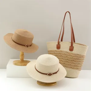 Vista detallada de sombrero de paja de verano y bolso tote tejido, ideal para playa y uso diario.
