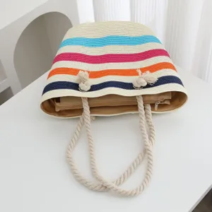 Sac de plage cabas en paille rayée coloré d'été élégant avec anses en corde pour femmes.