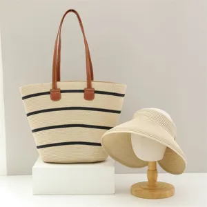Set borsa tote in paglia e cappello da sole aperto per donna, perfetto per la spiaggia estiva.