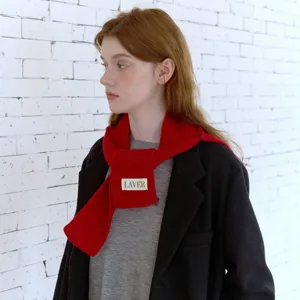 Sciarpa invernale in maglia rossa con etichetta, scaldacollo caldo e comodo per le giornate fredde.