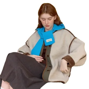 Comodo outfit con sciarpa in maglia e giacca in pile, abbigliamento caldo elegante invernal