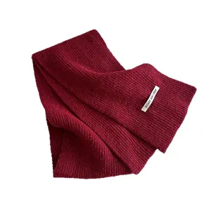 Sciarpa in lana lavorata a maglia bordeaux da donna, scaldacollo invernale caldo ed elegante.
