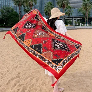 Écharpe imprimée rouge à franges style ethnique, châle de plage et protection solaire.