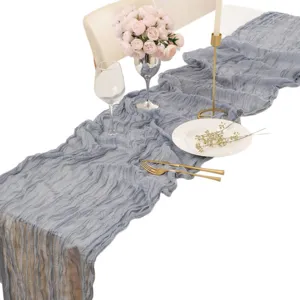Chemin de table en gaze de coton gris style bohème pour décoration de fête et mariage élégant.