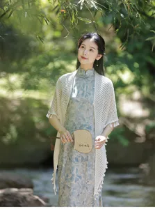 Zomerse opengewerkte driehoekige sjaal, fijne gebreide cape voor qipao, buitendetail scene.