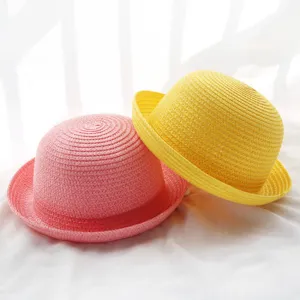 Joli ensemble de chapeaux de paille rose et jaune, chapeau de soleil à bord roulé d'été.