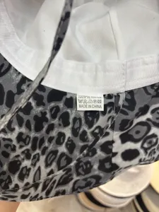 Nahaufnahme des Innenfutters und des Waschetiketts des Hutes mit feinen Qualitätsdetails.