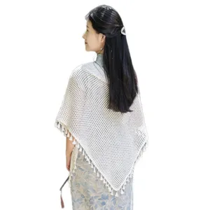 Elegante witte opengewerkte gebreide driehoekige sjaal met kwastjes, ideaal voor zomerjurken en qipao.