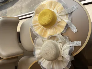 Detailaufnahme eines Strohhut mit Netz-Spitzenband, schöner Sonnenhut für den Strand.
