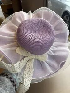 Lila Strohhut mit weisser Organza-Krempe und Spitzen Schleife Sommer Strand Sonnenschutz