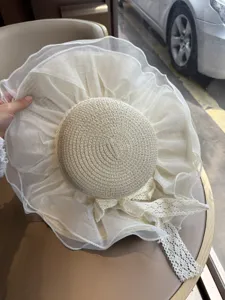 Breitkrempiger Strohhut mit weißem Tüllnetz und Spitzenschleife, eleganter Sommer Strand Sonnenhut.