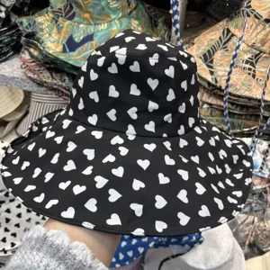 Schwarzer Herz Print Fischerhut Damen breite Krempe Sonnenhut Sommer casual Strandhut