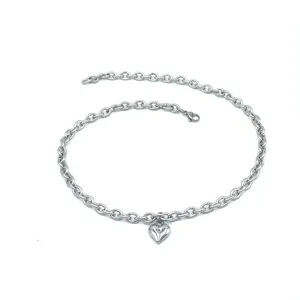 Collier pour animal en acier inoxydable avec pendentif cœur, design de chaîne argentée épurée.