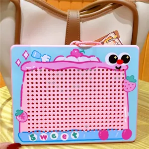 Leuk magnetisch staalkogel tekenbord speelgoed, roze cartoon taart design, sleutelhanger.