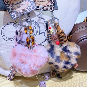 Pluche luipaardprint hart sleutelhanger schattige tas charm fluffy accessoire detail.