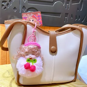 Schattige slapende prinses pop sleutelhanger met pluche roze bal en kersen hanger voor tas.
