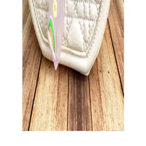 Elegante borsa a mano in pelle trapuntata beige con dettaglio di cuciture cannage classiche.