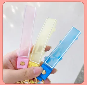 Gros plan de porte-clés en silicone liquide coloré avec sables mouvants, accessoire mignon.