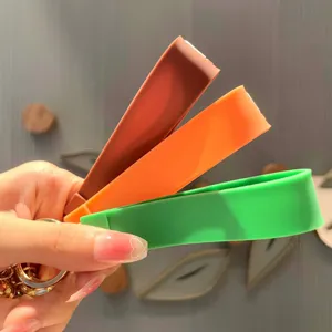 Siliconen polsband sleutelhanger bandje in bruin oranje groen gedetailleerde weergave