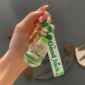 Leuke groene vloeibare fles sleutelhanger met bel en geluksband, creatieve tassenhanger.