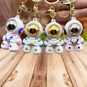 Leuke cartoon astronaut sleutelhanger siliconen kleurrijke hanger voor auto en tassen.