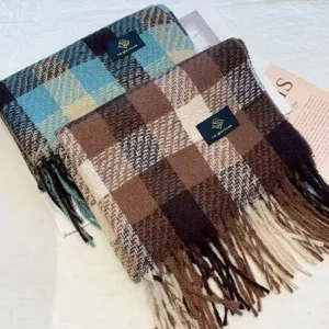 Klassischer Karoschal Damen Winter Kaschmir Gefühl dicker warmer Fransen Schal Detailansicht.