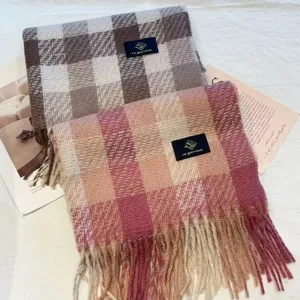 Nahaufnahme Detail gemusterter Winterschals mit Fransen und weicher warmer Stofftextur.