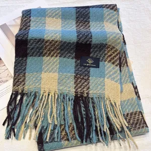 Nahaufnahme des klassischen blauen karierten Winterschals mit weicher Textur und feinen Fransen.