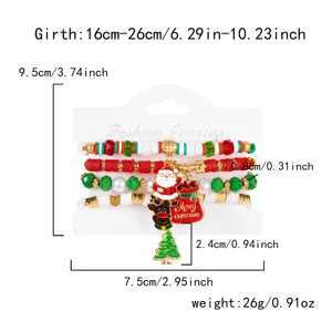 Vista dettagliata del set di braccialetti natalizi in argilla polimerica con ciondolo Babbo Natale