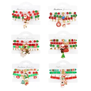 Dettaglio di sei set di bracciali natalizi con ciondoli Babbo Natale e pupazzo di neve