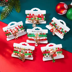 Dettaglio del set di bracciali natalizi con ciondoli Babbo Natale e renne in perline.