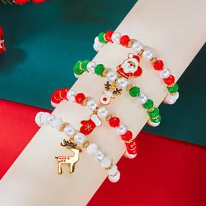 Vista dettagliata di braccialetti natalizi colorati con ciondoli di Babbo Natale