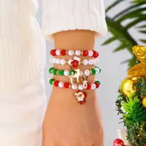Primo piano di braccialetti di perline di Natale con Babbo Natale.