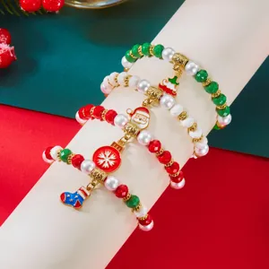 Vista macro dettagliata di braccialetti natalizi festivi con vari ciondoli a tema