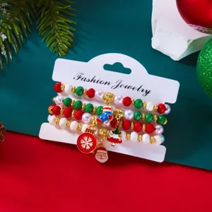 Vista dettagliata del set di 4 braccialetti natalizi con ciondoli a forma di Babbo Natale