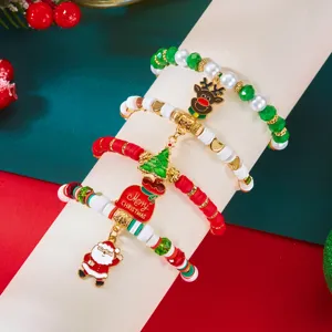 Primo piano di set di braccialetti natalizi con ciondoli Babbo Natale