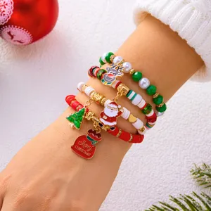 Vista dettagliata del set di braccialetti natalizi con Babbo Natale e renne al polso
