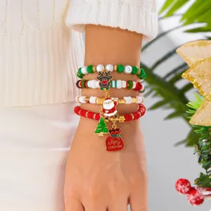 Vista dettagliata dei braccialetti a tema natalizio con ciondoli Babbo Natale e renne al polso