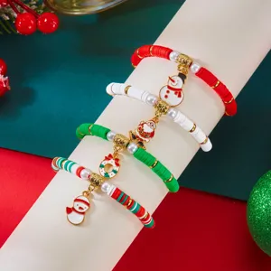 Dettaglio di braccialetti natalizi con ciondoli Babbo Natale e pupazzo di neve in pasta polimerica.