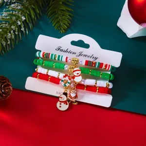 Set di braccialetti natalizi fatti a mano con perle in argilla e ciondoli festivi