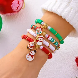 Primo piano di braccialetti natalizi in argilla polimerica con ciondoli Babbo Natale