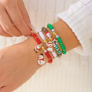 Primo piano del set di braccialetti natalizi in pasta polimerica con ciondoli.