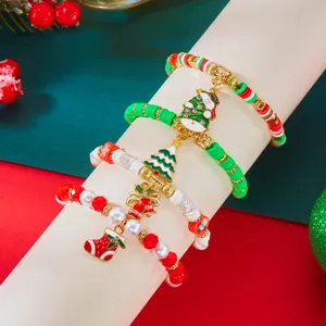 Primo piano di braccialetti di Natale colorati con ciondoli a forma di pupazzo di neve e albero.