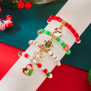 Vista dettagliata di braccialetti natalizi con perline di argilla colorate e ciondoli
