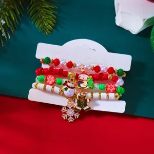 Primo piano del set di braccialetti natalizi colorati con ciondoli a forma di pupazzo di neve