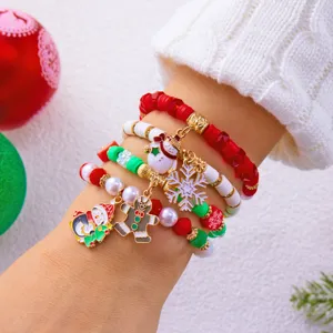 Primo piano del set di braccialetti natalizi con ciondoli pupazzo di neve e pan di zenzero.